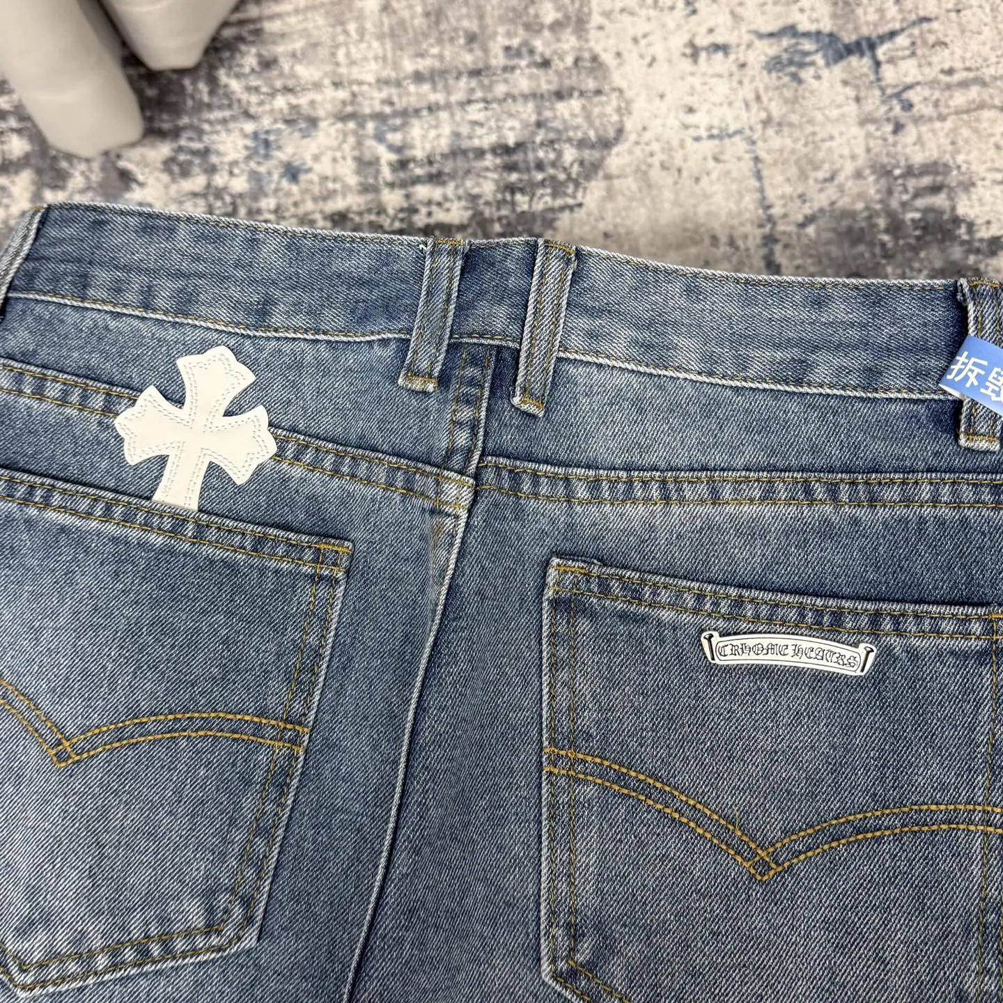 P230 Chrome Hearts CH/Chrome Hearts Classic Blue Pants White Cross Patched Leather Jeans. Original purchase and patterning. Really restores the ultimate texture of Vintage. Special Italian cowhide print and then cut. Customized sheepskin three-layer thick line leather. The whole body is spliced in heavy water washing process. Craftsmen hand-splash ink. You can see the details. Three-dimensional cutting version. Loose and comfortable. Not picky on the figure. Makes taller and slimmer. Seiko factory. Original quality control. Same style for men and women. Can be matched with couples. Versatile recommendation. Essential jeans for all seasons Color: blue Size: 28-36 (S-XXL)